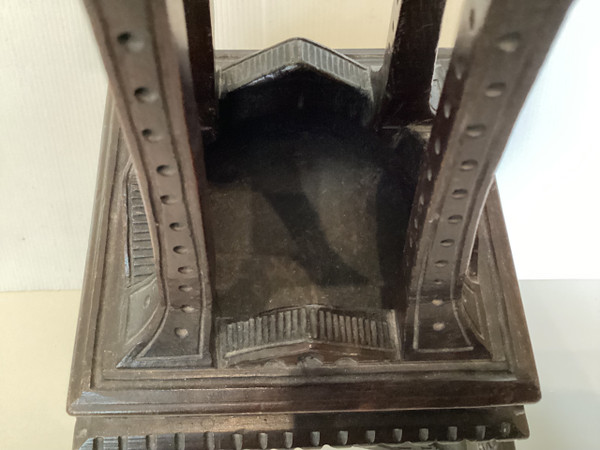 Torre Eiffel in legno intagliato