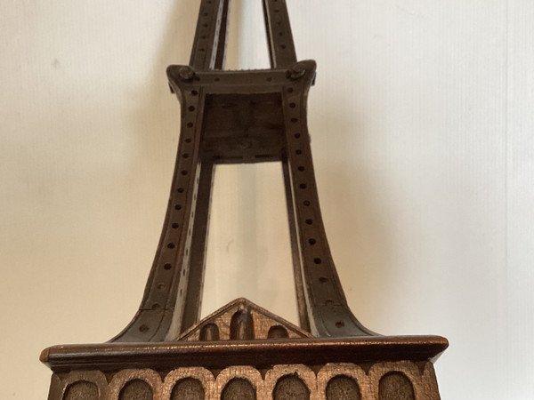 Torre Eiffel in legno intagliato