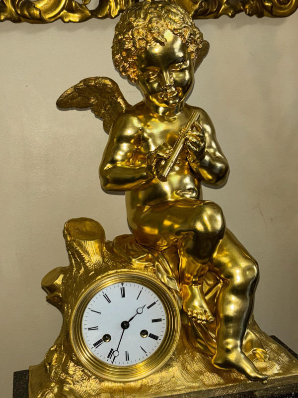 Außergewöhnliche Verzierung aus vergoldeter Bronze und Porphyr, Amor spielt Flöte, aus dem 19. Jahrhundert.