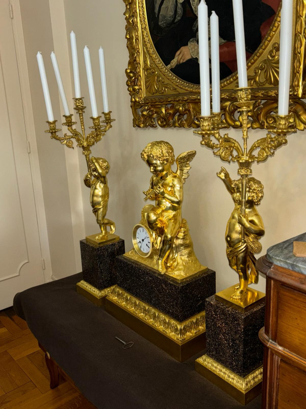 Außergewöhnliche Verzierung aus vergoldeter Bronze und Porphyr, Amor spielt Flöte, aus dem 19. Jahrhundert.