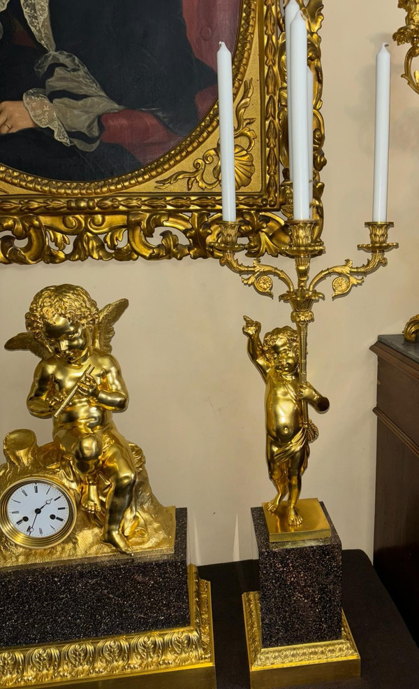 Außergewöhnliche Verzierung aus vergoldeter Bronze und Porphyr, Amor spielt Flöte, aus dem 19. Jahrhundert.