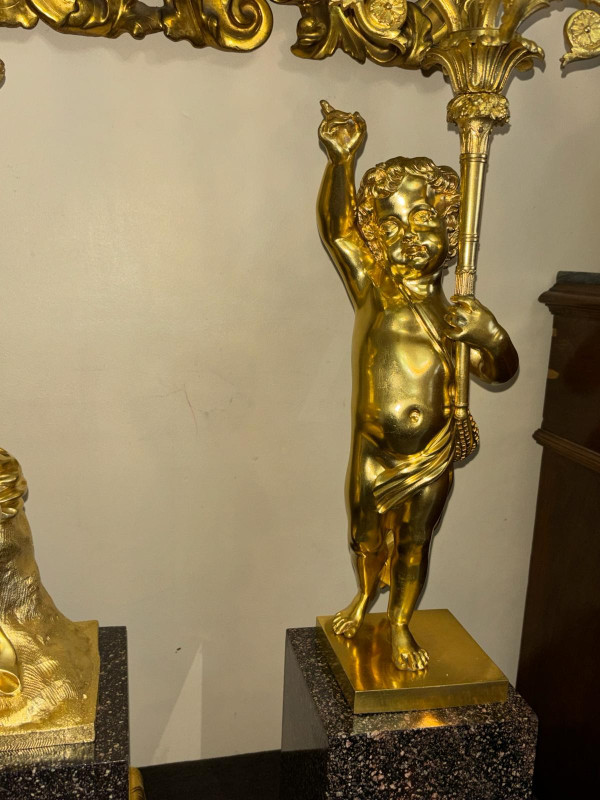Außergewöhnliche Verzierung aus vergoldeter Bronze und Porphyr, Amor spielt Flöte, aus dem 19. Jahrhundert.