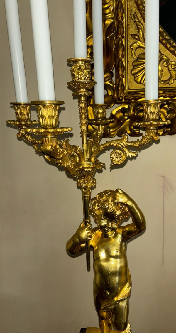 Außergewöhnliche Verzierung aus vergoldeter Bronze und Porphyr, Amor spielt Flöte, aus dem 19. Jahrhundert.