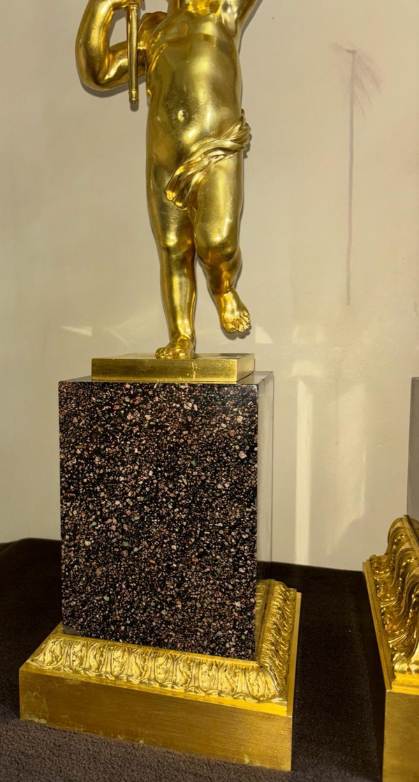 Außergewöhnliche Verzierung aus vergoldeter Bronze und Porphyr, Amor spielt Flöte, aus dem 19. Jahrhundert.