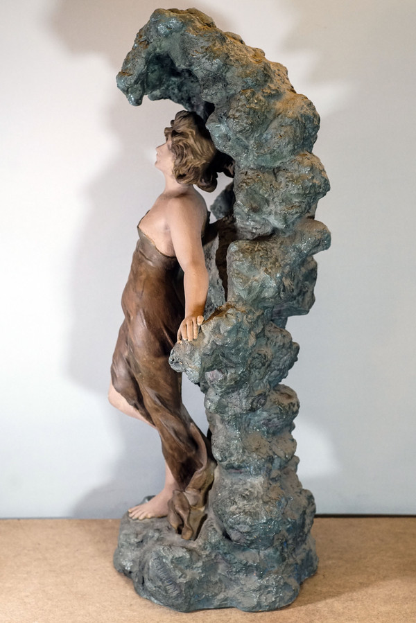 PALADIN, FRAU AUF DEM FELSEN, Rocaille-Terrakotta, Jugendstilbrunnen, 78 cm