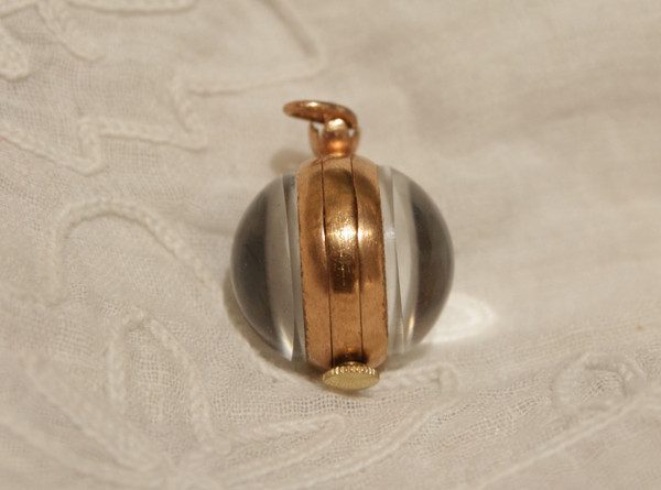 Pendentif petite montre boule avec mécanisme à remontoir apparent époque 20ème siècle