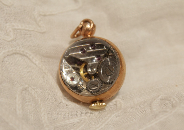 Pendentif petite montre boule avec mécanisme à remontoir apparent époque 20ème siècle