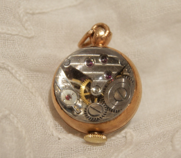 Pendentif petite montre boule avec mécanisme à remontoir apparent époque 20ème siècle