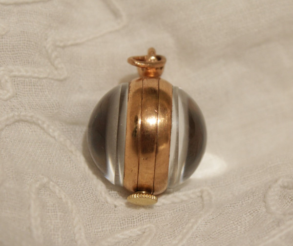 Pendentif petite montre boule avec mécanisme à remontoir apparent époque 20ème siècle