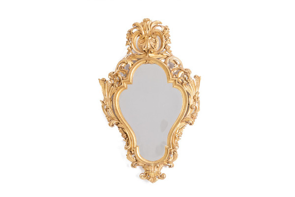 Miroir de style Régence en bois sculpté et doré. Années 1950.