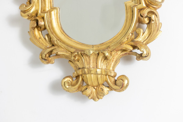 Miroir de style Régence en bois sculpté et doré. Années 1950.