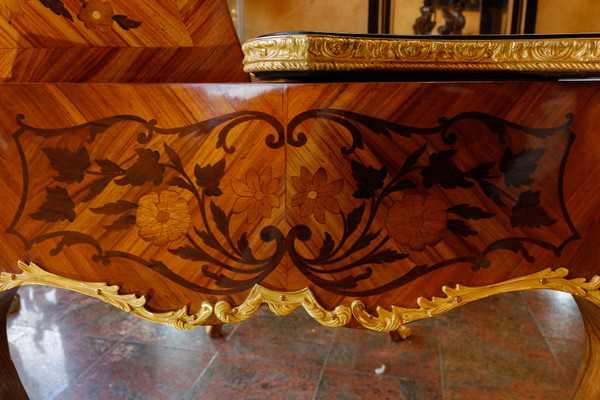 Une belle table à écrire de style louis XV