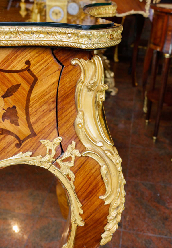 Une belle table à écrire de style louis XV