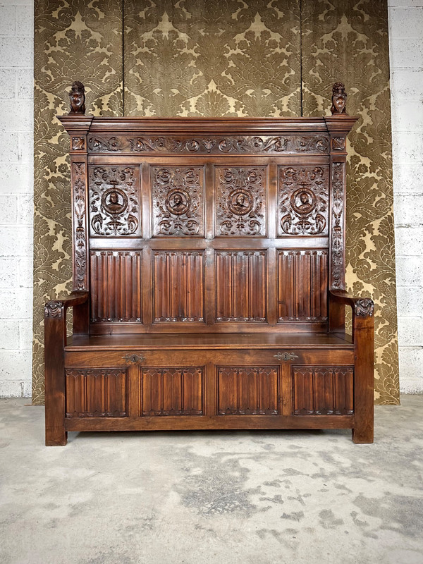 Banc coffre de style Renaissance en noyer 
