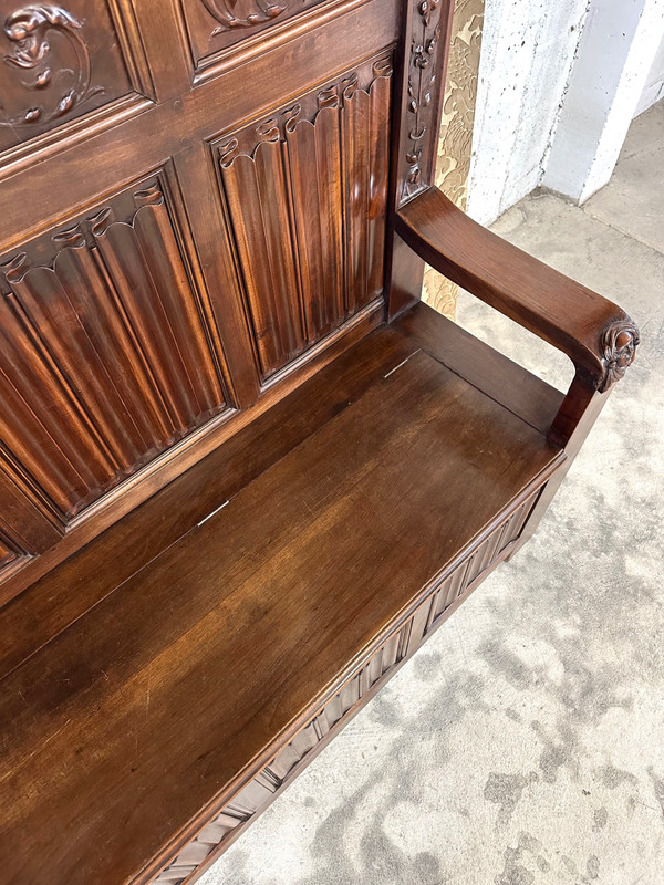 Banc coffre de style Renaissance en noyer 