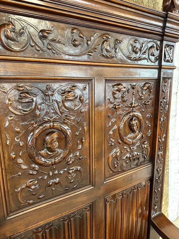 Banc coffre de style Renaissance en noyer 
