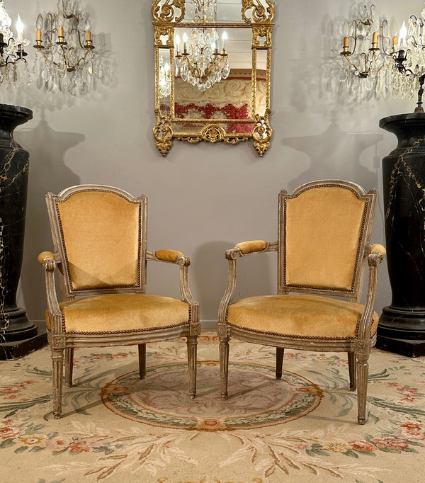 Paire De Fauteuils En Bois Laqué d'Epoque Louis XVI Vers 1780