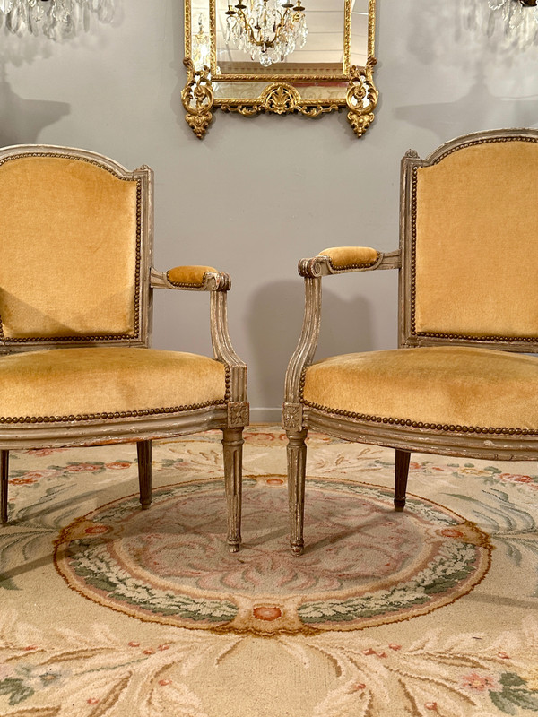 Paire De Fauteuils En Bois Laqué d'Epoque Louis XVI Vers 1780