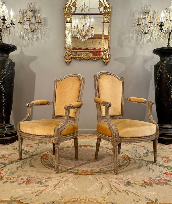 Paire De Fauteuils En Bois Laqué d'Epoque Louis XVI Vers 1780