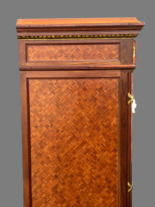 SEMAINIER XIXe DE STYLE LOUIS XVI EN MARQUETERIE DE CUBES ORNÉ DE BRONZE DORÉ