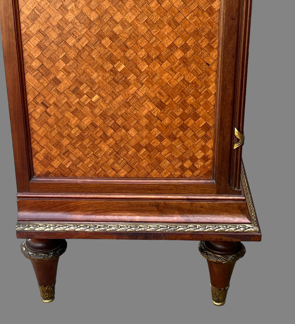 SEMAINIER XIXe DE STYLE LOUIS XVI EN MARQUETERIE DE CUBES ORNÉ DE BRONZE DORÉ
