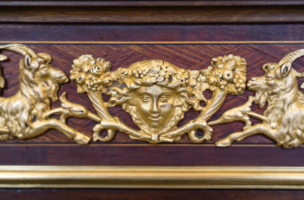 Meuble vitrine à hauteur d'appui de style Louis XVI dans le goût de F .Linke