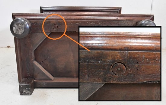 Mobiletto contenitore in noce massello, gusto gotico - 1900