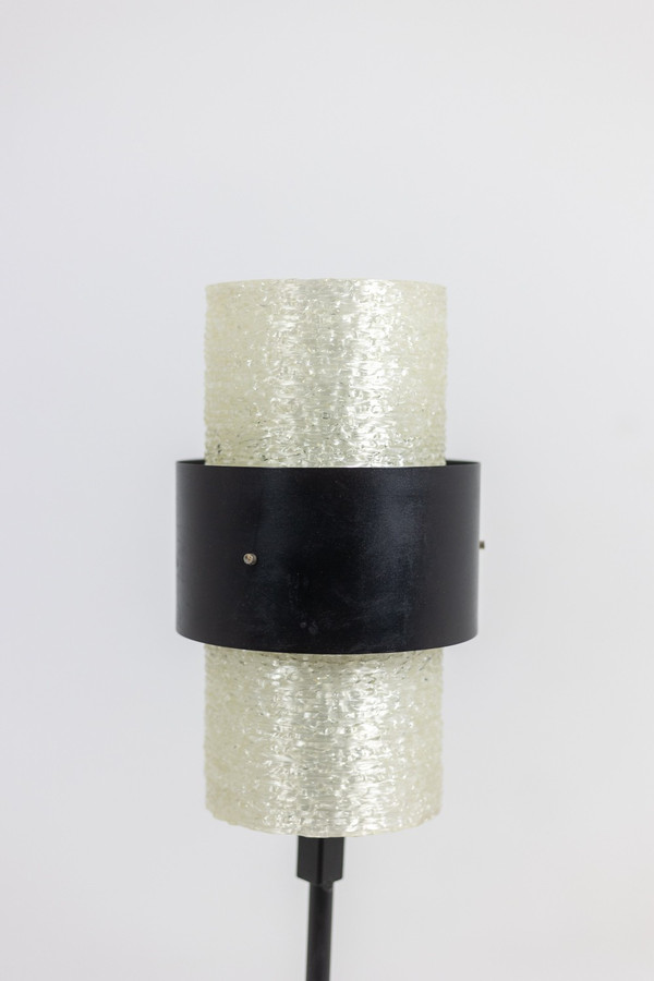 Lampada a treppiede in lucite granitica e metallo laccato. Dagli anni '50.
