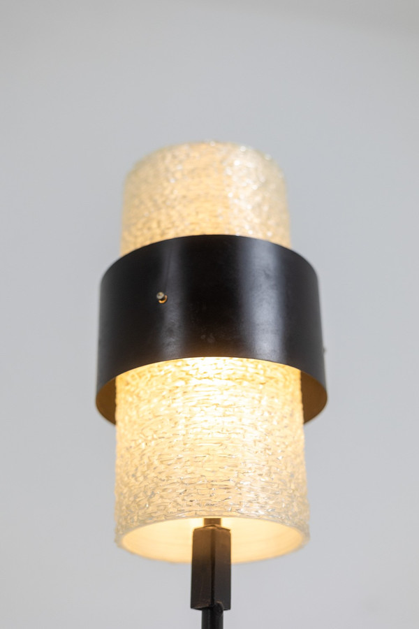 Lampada a treppiede in lucite granitica e metallo laccato. Dagli anni '50.