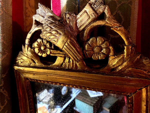 Incantevole specchio Luigi XVI in legno dorato con covone di grano e faretra , XVIII secolo