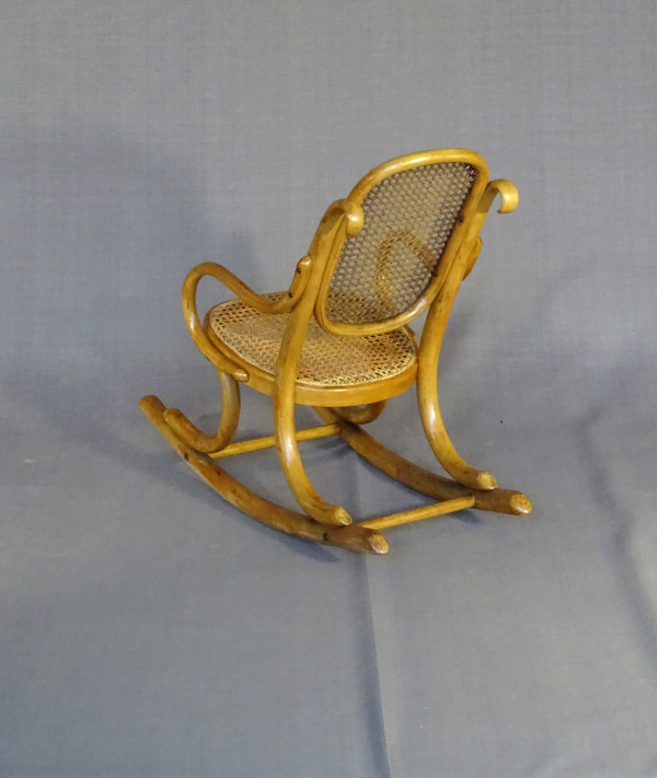 Sedia a dondolo THONET N°1 , bambino, tonalità naturale. Ca, 1910