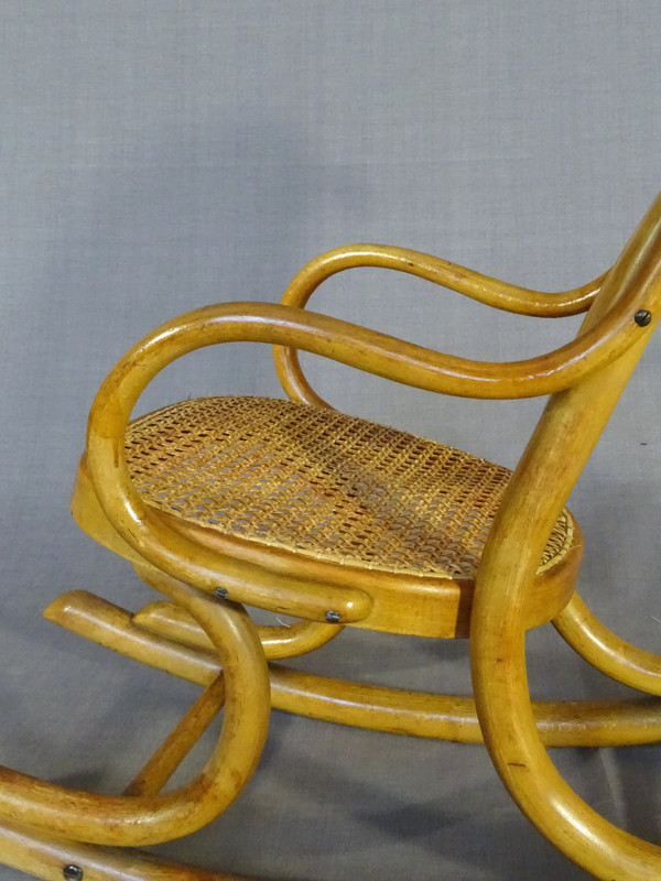 Sedia a dondolo THONET N°1 , bambino, tonalità naturale. Ca, 1910
