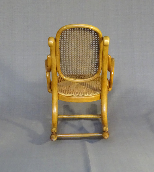 Sedia a dondolo THONET N°1 , bambino, tonalità naturale. Ca, 1910