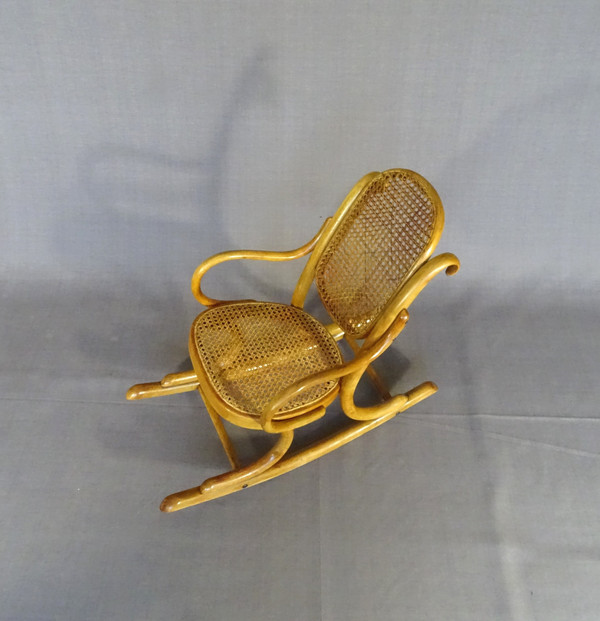 Sedia a dondolo THONET N°1 , bambino, tonalità naturale. Ca, 1910