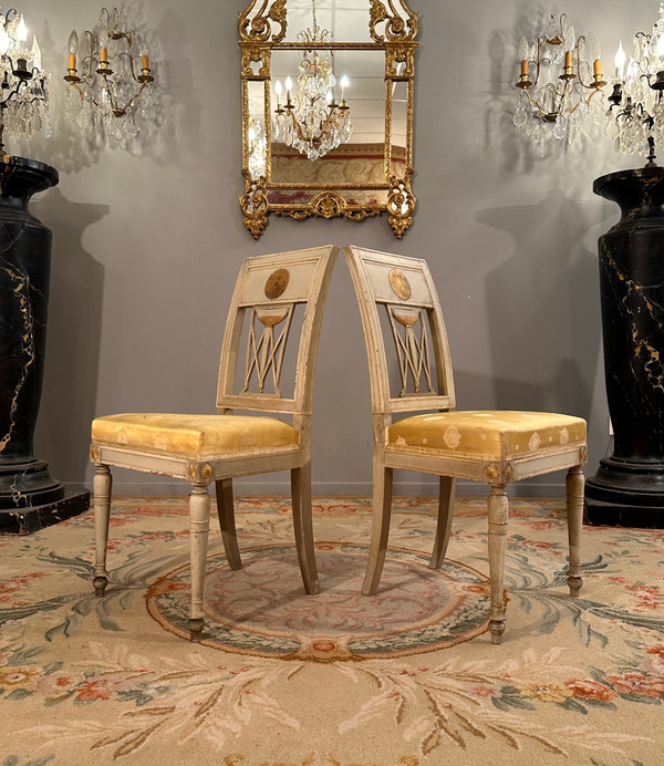 Paire De Chaises En Bois Laqué d'Epoque Directoire Vers 1795