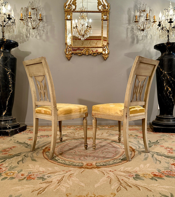 Paire De Chaises En Bois Laqué d'Epoque Directoire Vers 1795