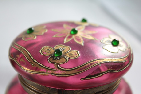 Scatola in vetro rosa decorata con smalti, dorature e cabochon 1900 ca.