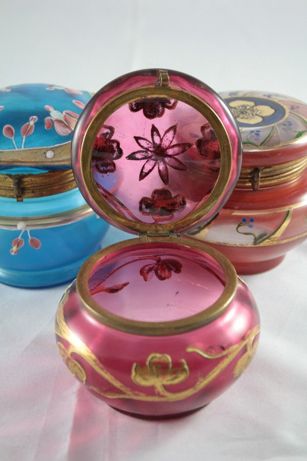 Scatola in vetro rosa decorata con smalti, dorature e cabochon 1900 ca.