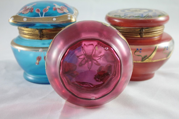 Scatola in vetro rosa decorata con smalti, dorature e cabochon 1900 ca.