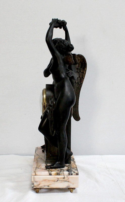  Spelterpendel "Psyche krönt die Liebe" nach Claude Michallon - 1900
