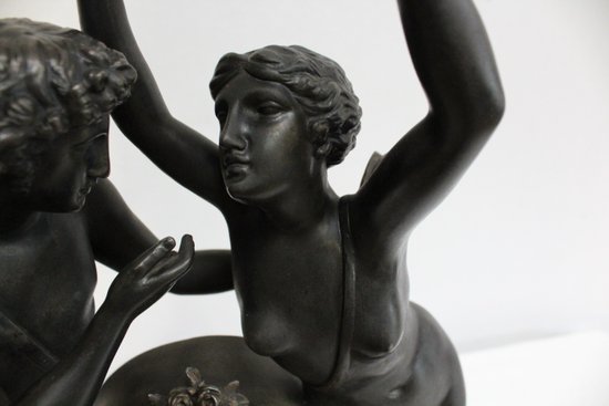  Spelterpendel "Psyche krönt die Liebe" nach Claude Michallon - 1900