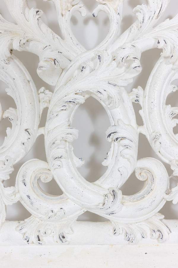 Testata in stile Rocaille in legno intagliato e laccato. Circa 1900.