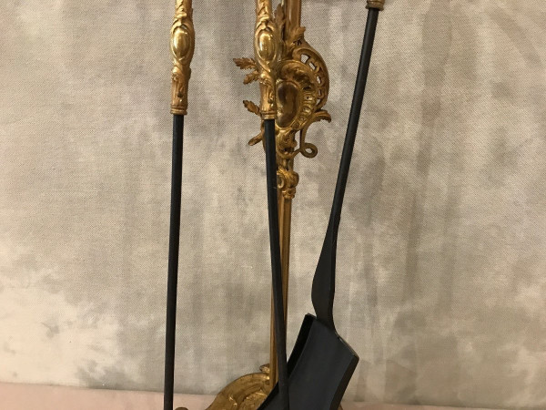 Beau serviteur de cheminée ancien en bronze d'époque 19 ème de style Louis XV 