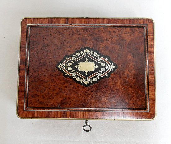  Pretty Rectangular Box in Thuja Burl, Napoleon III period - 1900