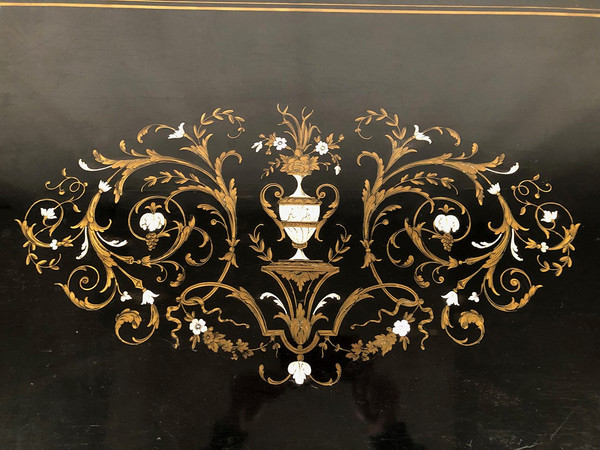 Schwarz lackierter Holztisch mit zentralem Dekor mit Messingintarsien, Napoleon III.