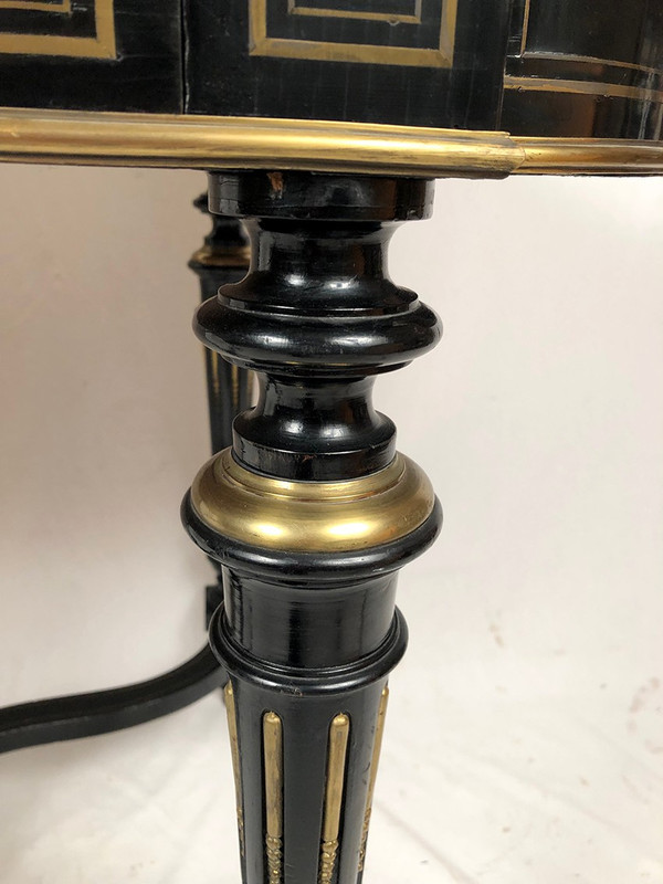 Schwarz lackierter Holztisch mit zentralem Dekor mit Messingintarsien, Napoleon III.
