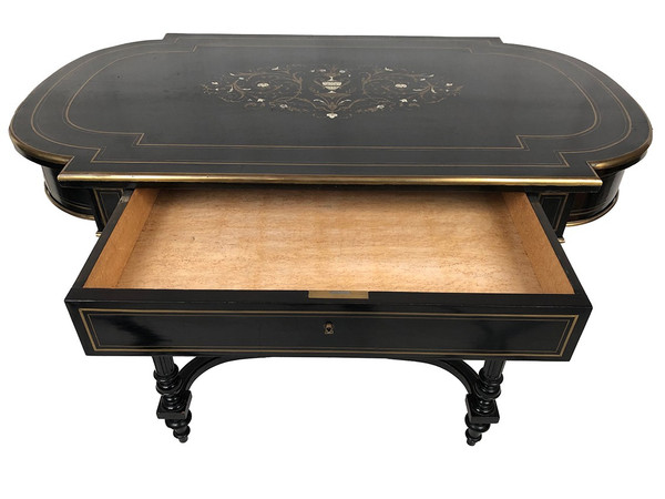 Schwarz lackierter Holztisch mit zentralem Dekor mit Messingintarsien, Napoleon III.
