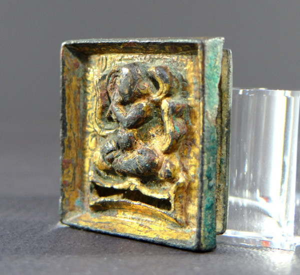 Chine Dynastie Tang (618-907), Plaque De Ceinture En Bronze Doré, Décorée d'Un Musicien.