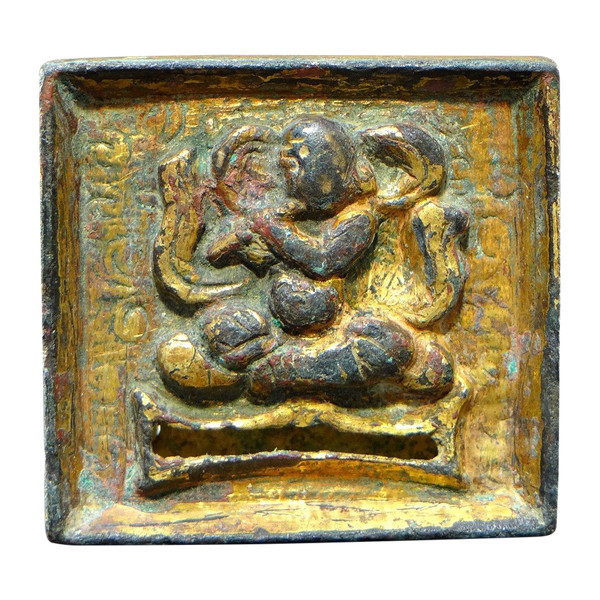 Chine Dynastie Tang (618-907), Plaque De Ceinture En Bronze Doré, Décorée d'Un Musicien.