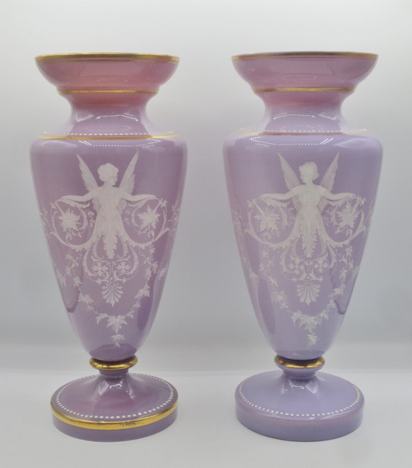 Paire de vases en opaline, XIXe siècle. 